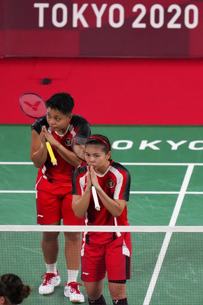 Indonesia's Greysia Polii, and Apriyani Rahayu, front, play against Malaysia's Chow Mei Kuan and Lee Meng Yean during their women's doubles badminton match at the 2020 Summer Olympics, Saturday, July 24, 2021, in Tokyo, Japan. (AP Photo/Markus Schreiber)