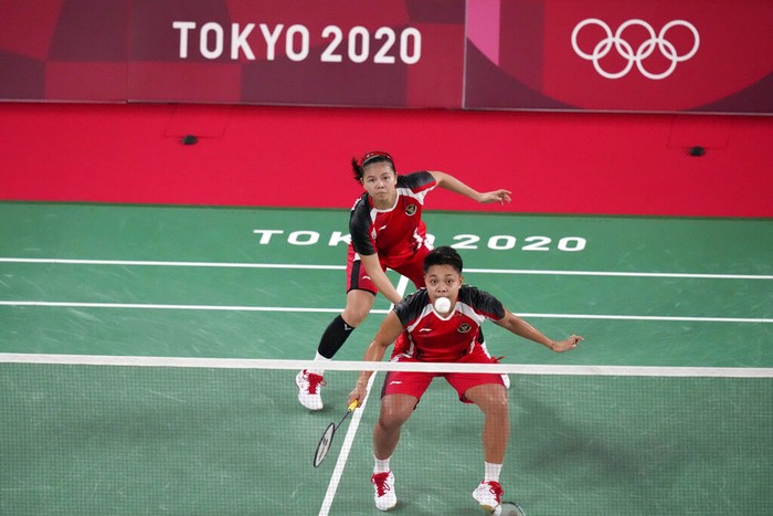Tokyo Olympics Badminton Indonesia's Greysia Polii, and Apriyani Rahayu, front, play against Malaysia's Chow Mei Kuan and Lee Meng Yean during their women's doubles badminton match at the 2020 Summer Olympics, Saturday, July 24, 2021, in Tokyo, Japan. (AP Photo/Markus Schreiber)