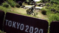 Atlet Meksiko, Campuzano Chavez Peon berlatih di trek sepeda MTB. Trek ini khas, dipenuhi bebatuan, jalan off road dan perbukitan. Trek di kota Izu memiliki panjang 4,1km. (AP Photo/Thibault Camus)