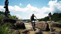 Atlet Kanada, Peter Disera membelah trek bebatuan saat berlatih sebelum perebebutan medali Olimpiade Tokyo di Izu, Jepang (23/7).  (AP Photo/Thibault Camus)