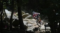 Atlet sepeda Swiss, Jolanda Neff mencoba di trek MTB di Izu, Jepang (23/7). Jenis MTB yang diperlombakan di Olimpiade merupakan MTB Cross-Country. (AP Photo/Christophe Ena)