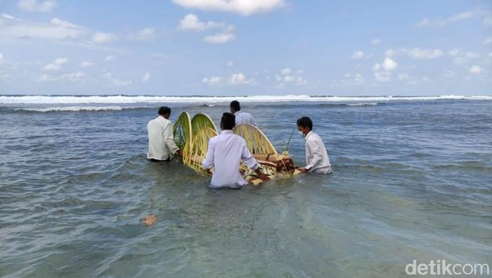 upacara adat larungan