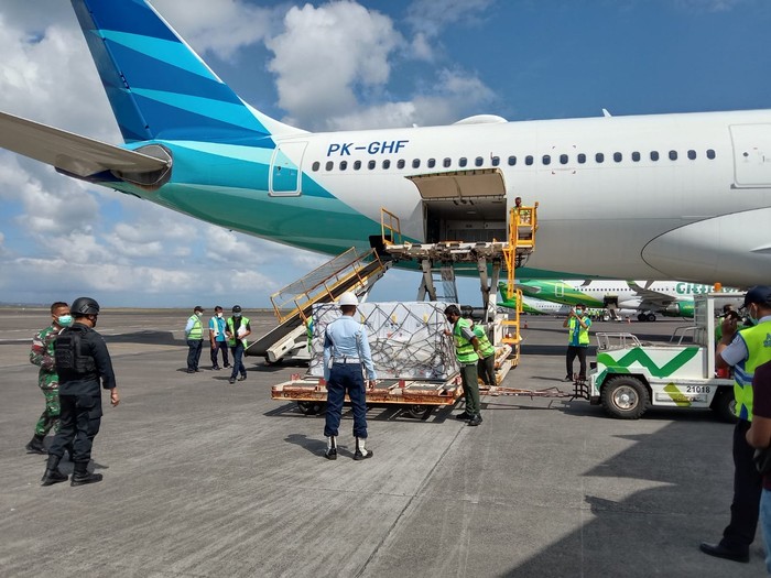 Vaksin AstraZeneca dari Pemerintah Jepang tiba di Bali. (Dok. Lanud Denpasar)