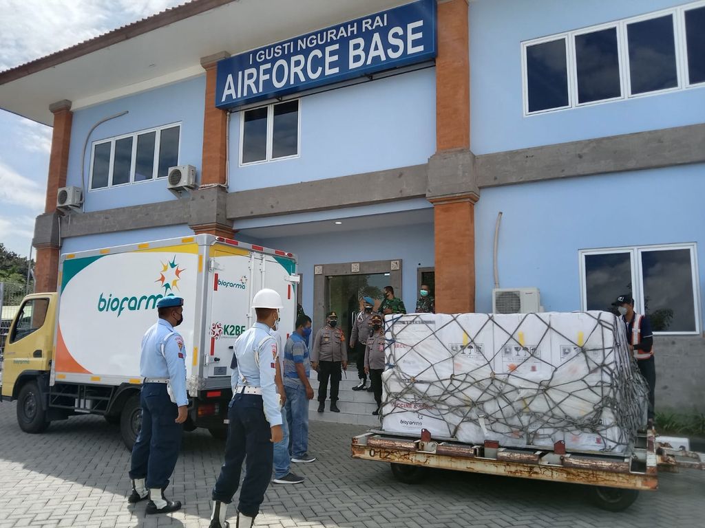 Vaksin AstraZeneca dari Pemerintah Jepang tiba di Bali. (Dok. Lanud Denpasar)