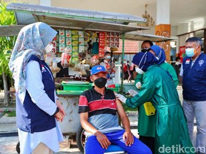 Banyuwangi Kebut Vaksinasi PKL dan Warung Kecil Demi  Badan Sehat-Ekonomi Pulih