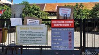 Penolakan terjadi karena mereka khawatir akan terpapar dengan virus dari pasien. Sebab akses dan gedung sekolah berdekatan dengan kampung.