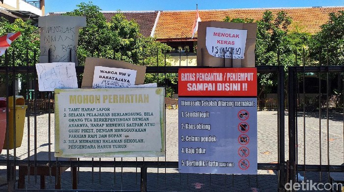 Warga Surabaya kembali menolak rencana penggunaan sekolah sebagai tempat isolasi mandiri pasien COVID-19. Kali ini penolakan datang dari warga Baratajaya, Gubeng.