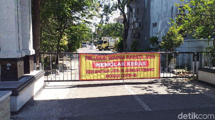 Warga di Surabaya Tolak Sekolah Dijadikan Tempat Isolasi Warga Surabaya kembali menolak rencana penggunaan sekolah sebagai tempat isolasi mandiri pasien COVID-19. Kali ini penolakan datang dari warga Baratajaya, Gubeng.