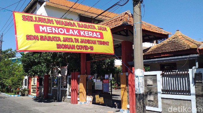 Warga Surabaya kembali menolak rencana penggunaan sekolah sebagai tempat isolasi mandiri pasien COVID-19. Kali ini penolakan datang dari warga Baratajaya, Gubeng.