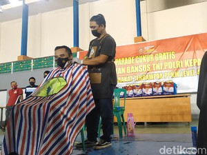 Selain Dapat Bansos, Warga Garut Juga Bisa Cukur Gratis