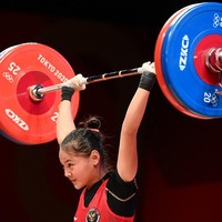 Dari cabor angkat besi, ada nama Windy Cantika yang baru-baru ini menjadi sorotan setelah berhasil menyumbangkan medali pertama bagi Indonesia di Olimpiade Tokyo 2020. Pada Sabtu (24/7/2021), ia berhasil meraih medali perunggu berkat  total angkatan 194 kilogram (snatch 84 kg, clean and jerk 110 kg). Sebuah prestasi yang membanggakan karena penampilan tersebut merupakan debutnya di ajang Olimpiade. Fakta menarik, ibu Windy adalah mantan lifter nasional, Siti Aisah. (Foto: AFP/Vincenzo Pinto)