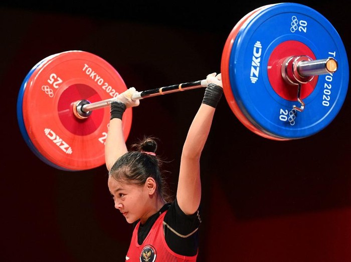 Indonesias Windy Cantika Aisah competes in the womens 49kg weightlifting competition during the Tokyo 2020 Olympic Games at the Tokyo International Forum in Tokyo on July 24, 2021. (Photo by Vincenzo PINTO / AFP)