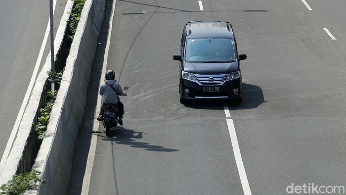 Aksi Nekat Pemotor Lawan Arus di JLNT Casablanca Seorang pemotor nekat melintas di JLNT Casablanca, Jakarta. Lebih berbahaya lagi, pemotor ini juga melawan arus.
