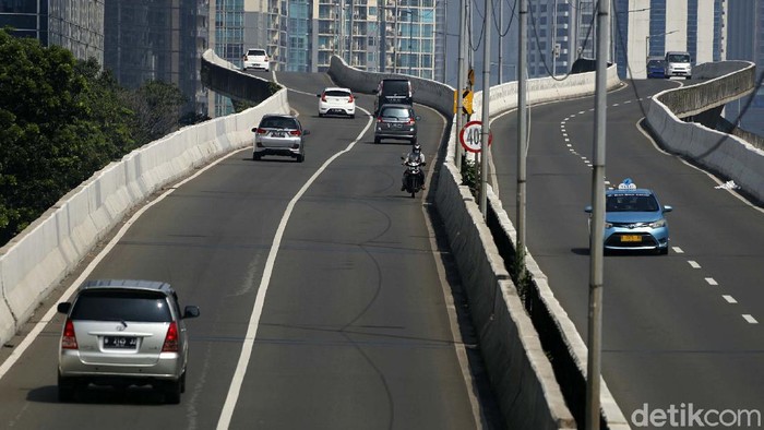 Seorang pemotor nekat melintas di JLNT Casablanca, Jakarta. Lebih berbahaya lagi, pemotor ini juga melawan arus.
