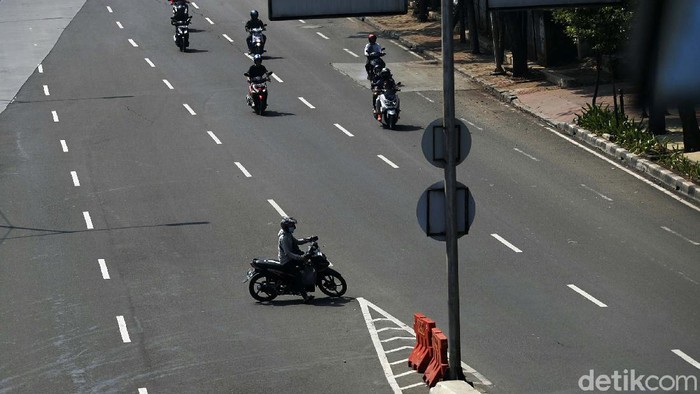 Aksi Nekat Pemotor Lawan Arus di JLNT Casablanca Seorang pemotor nekat melintas di JLNT Casablanca, Jakarta. Lebih berbahaya lagi, pemotor ini juga melawan arus.