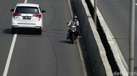 Seorang pemotor nekat melawan arus di JLNT Casablanca, Jakarta, Minggu (25/07/2021).  