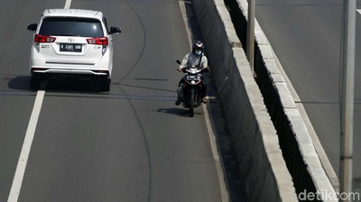 Aksi Nekat Pemotor Lawan Arus di JLNT Casablanca