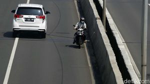 Aksi Nekat Pemotor Lawan Arus di JLNT Casablanca