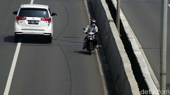 Aksi Nekat Pemotor Lawan Arus di JLNT Casablanca Seorang pemotor nekat melintas di JLNT Casablanca, Jakarta. Lebih berbahaya lagi, pemotor ini juga melawan arus.
