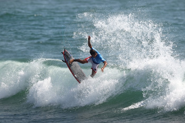 Aksi Rio Waida Terjang Ombak di Babak Pertama Olimpiade Tokyo ICHINOMIYA, JAPAN - JULY 25: Rio Waida of Team Indonesia performs an aerial maneuver during the Men's Round 1 heat on day two of the Tokyo 2020 Olympic Games at Tsurigasaki Surfing Beach on July 25, 2021 in Ichinomiya, Chiba, Japan. (Photo by Ryan Pierse/Getty Images)