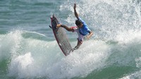 Bertanding di Tsurigasaki Surfing Beach, Chiba, Minggu (25/7/2021) pagi WIB, Rio Waida yang turun di nomor Mens shortboard tampil di heat 3 melawan Lucca Mesinas (Peru), Kolohe Andino (Amerika Serikat), dan Julian Wilson (Prancis). AP Photo/Francisco Seco  