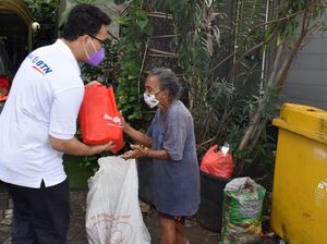 Berbagi Sembako untuk Masyarakat Kecil