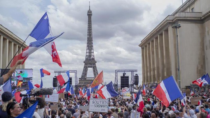 Demo Pembatasan COVID-19 di Paris Ricuh, Warga Bentrok dengan Polisi