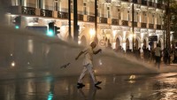 Aksi protes berlangsung ricuh usai beberapa pedemo melemparkan bom molotov ke arah polisi. Menanggapi lemparan tersebut, polisi Yunani menembakkan gas air mata dan meriam air guna membubarkan para demonstran. 