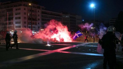 Demo Tolak Vaksinasi COVID-19 di Yunani Rusuh