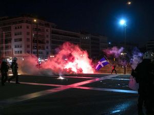 Demo Tolak Vaksinasi COVID-19 di Yunani Rusuh