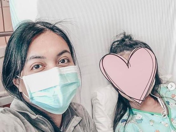 kesehatan anak Denada drop