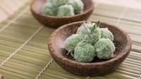 Klepon berada di urutan pertama dengan rating 4,4. Camilan dengan sensasi isian gula merah muncrat saat digigit ini terkenal dengan warna hijaunya yang cantik. Klepon makin enak karena dibalut parutan kelapa. Foto: Twitter @JAPANFESS/Site Stock Photo