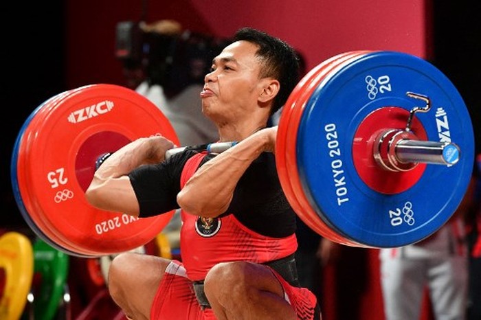 Indonesias Eko Yuli Irawan competes in the mens 61kg weightlifting competition during the Tokyo 2020 Olympic Games at the Tokyo International Forum in Tokyo on July 25, 2021. (Photo by Vincenzo PINTO / AFP)