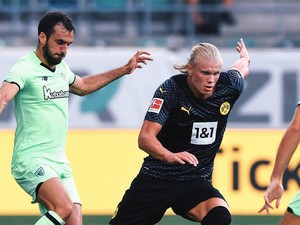 Haaland Sempatkan Beri Tanda Tangan ke Fan Cilik di Tengah Laga