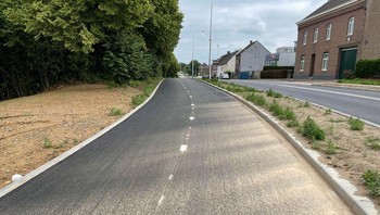 Pasir yang tersebar di jalur sepeda ini membuatnya tampak seolah-olah ada pancaran sinar matahari. Foto: Brightside