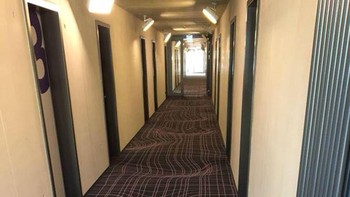 Karpet hotel yang bikin mata tamunya pusing. Foto: Brightside