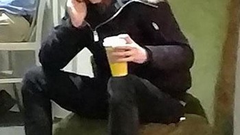 Coba perhatikan lagi, pria ini tidak pakai sepatu heels lho. Foto: Brightside