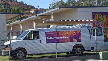 Aslinya mobil ini berwarna putih polos tanpa ada gambar di badannya. Foto: Brightside