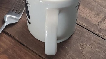 Cangkir tampak terbalk tapi sebenarnya berisikan air susu putih. Foto: Brightside
