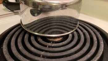 Refleksi panci logam yang membuatnya seperti transparan. Foto: Brightside