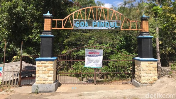 Salah satu operator perintis wisata Gua Pindul juga mengibarkan bendera putih. Bahkan, jika PPKM diperpanjang dan tidak ada keringanan di sektor wisata pihaknya akan memasang kain mori di depan pintu masuk Goa Pindul (Pradito Rida Pertana/detikcom) Salah satu operator perintis wisata Gua Pindul juga mengibarkan bendera putih. Bahkan, jika PPKM diperpanjang dan tidak ada keringanan di sektor wisata pihaknya akan memasang kain mori di depan pintu masuk Goa Pindul (Pradito Rida Pertana/detikcom)