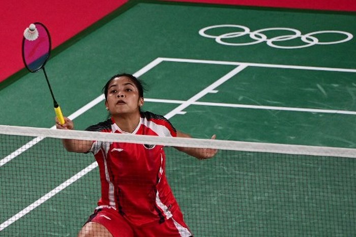 Indonesias Gregoria Mariska Tunjung hits a shot to Myanmars Thet Htar Thuzar in their womens singles badminton group stage match during the Tokyo 2020 Olympic Games at the Musashino Forest Sports Plaza in Tokyo on July 25, 2021. (Photo by Pedro PARDO / AFP)