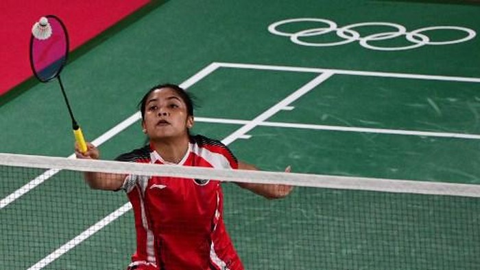 Indonesias Gregoria Mariska Tunjung hits a shot to Myanmars Thet Htar Thuzar in their womens singles badminton group stage match during the Tokyo 2020 Olympic Games at the Musashino Forest Sports Plaza in Tokyo on July 25, 2021. (Photo by Pedro PARDO / AFP)