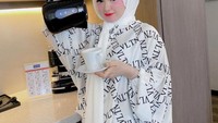 Nah, kalau yang satu ini adalah gaya candid Herlin Kenza saat menuangkan minuman di dalam gelas. Penampilannya yang serba putih itu pun tak kalah mencuri perhatian. Foto: Instagram @herlinkenza