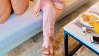 Herlin Kenza sering membagikan momen nongkrongnya di kafe mewah. Seperti yang terlihat pose yang satu ini, bergaya candid dengan secangkir kopi di tangannya. Foto: Instagram @herlinkenza