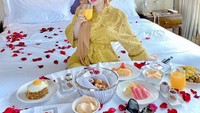 Selebgram yang satu ini juga dikenal memiliki gaya hidup yang mewah. Posenya saat breakfast on the bed ini pun bikin salah fokus dengan wajahnya yang glowing. Foto: Instagram @herlinkenza