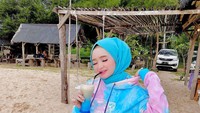 Seperti pada pose kulineran yang satu ini. Herlin berpose candid sambil menikmati minuman. Di meja pun sudah tersaji omelet, kentang goreng dan pisang goreng. Foto: Instagram @herlinkenza