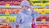 Posenya saat berbelanja di supermarket ini banyak dipuji mirip seperti barbie. Herlin berpose di dekat buah-buahan segar. Foto: Instagram @herlinkenza