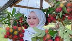 Keseruan Selebgram Herlin Kenza saat Makan Durian dan Ngopi