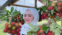 Sebelumnya, Herlin Kenza memang sudah mencuri perhatian karena wajahnya yang disebut-sebut mirip barbie. Apalagi pose-posenya terlihat menggemaskan. Foto: Instagram @herlinkenza